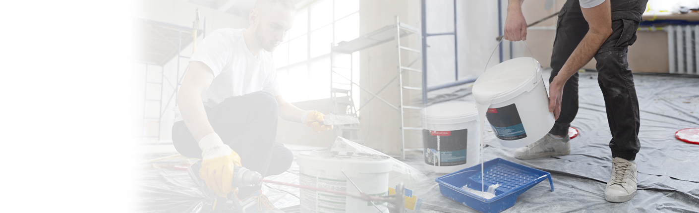 Asesores técnicos aplicando pintura e impermeabilizante en obra